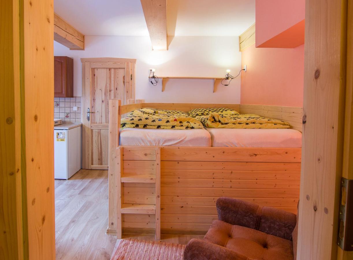 Apartman Mezi Stromy โรกีนีซ นัด ยีเซอโร ภายนอก รูปภาพ
